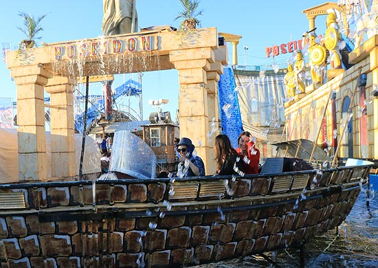 Wildwasserbahn Poseidon - Im Reich der Götter Neu auf dem Oktoberfest 2019 (©Foto: Markus Heitmann)